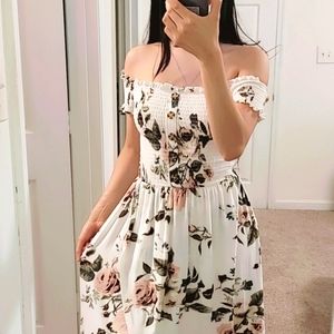 White flowery 🌸🌼🌷 dress long with a slit